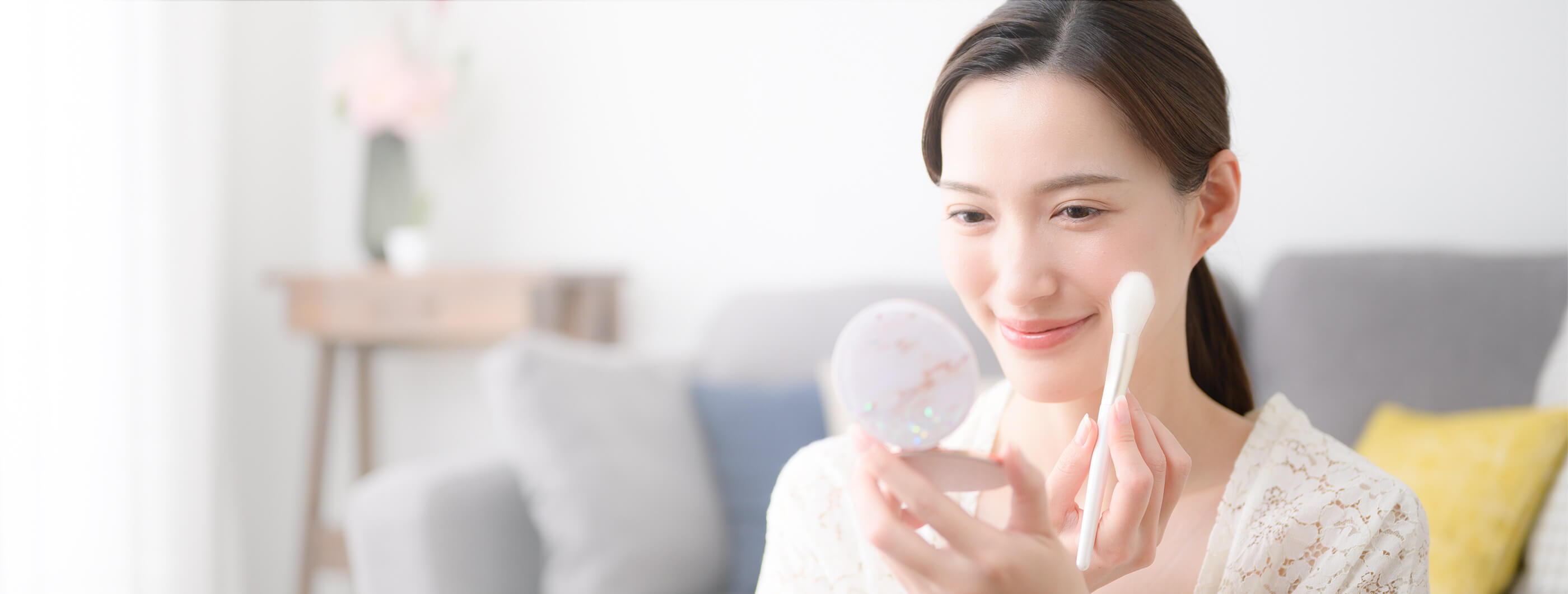 時代と共に進化する確かな技術 株式会社山一装粧具は、化粧ブラシ、化粧パフ、化粧雑貨などの 企画・開発・製造・販売を行っています